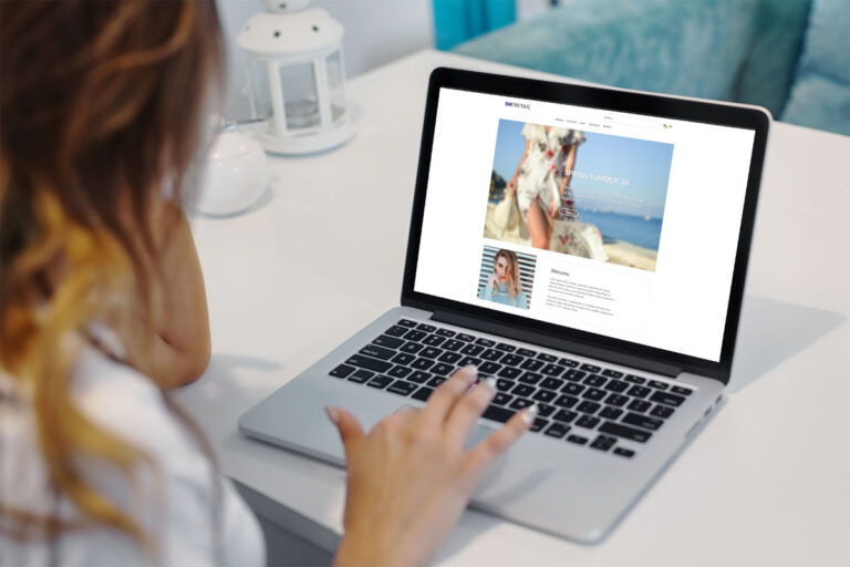 Vrouw bekijkt voorbeeldwebshop op een laptop