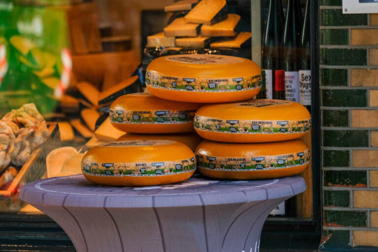 Kaaswielen op een tafel buiten bij een kaas voedingsspeciaalzaak